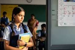 അവൾ പത്താം ക്ലാസ്സിൽ പഠിക്കുന്നു.